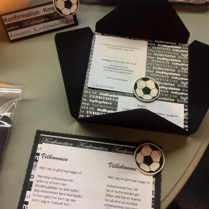 Folde kuvert med fodbold indhold